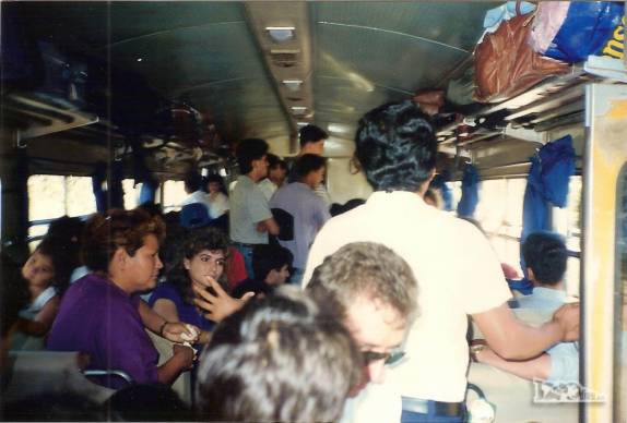 No caminho para Santa Cruz de La Sierra, na Bolívia, o Trem da Morte vai ficando cada vez mais e mais cheio (viagem de Julho de 1990)